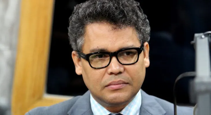 Carlos Peña anuncia renuncia del PLD y su Comité Central  