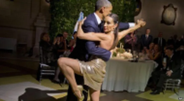 Obama después de jugar dominó en La Habana, baila tango en Argentina