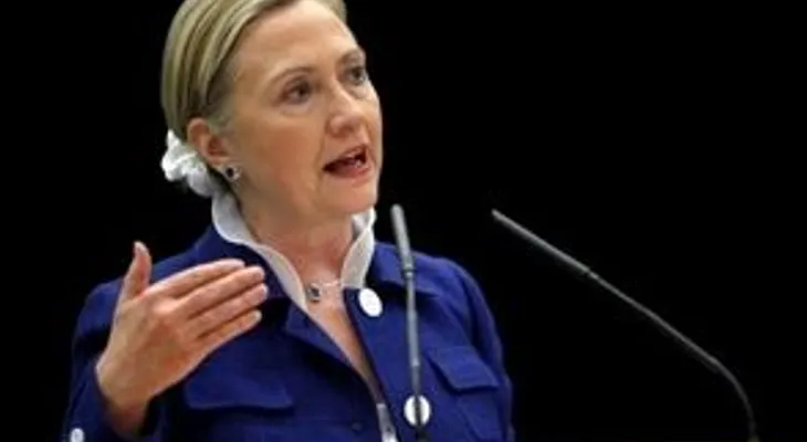 FBI logra orden registro sobre correos presuntamente vinculados con Clinton