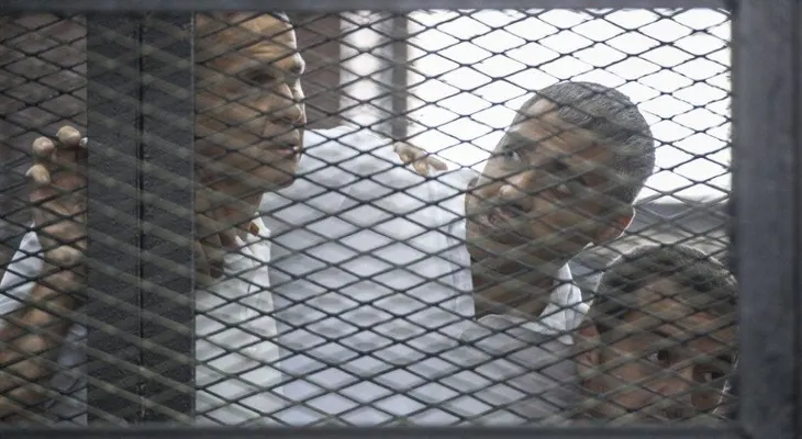 Presidente de Egipto indulta a periodistas de la cadena Al Jazeera