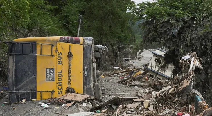 Director nepalí salva a 900 estudiantes al evacuar escuela minutos antes de que fuera arrasada por inundación