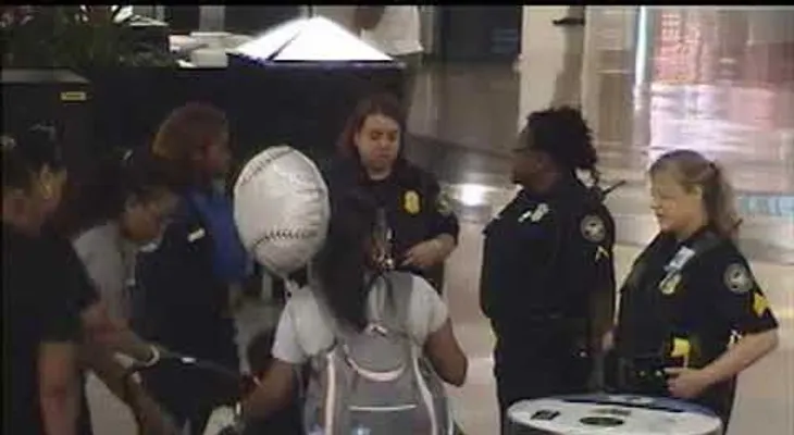 Padres enfrentan mujer que trató de secuestrar a su hijo de 6 años en un aeropuerto