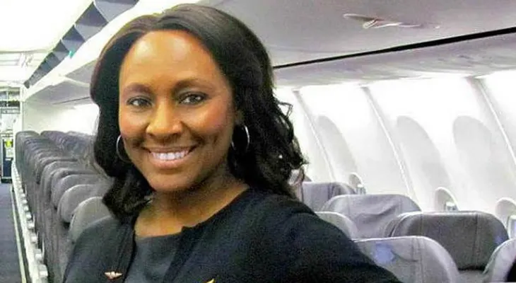 Un mensaje de una azafata héroe en el baño de un avión salvó a una joven de vivir un infierno