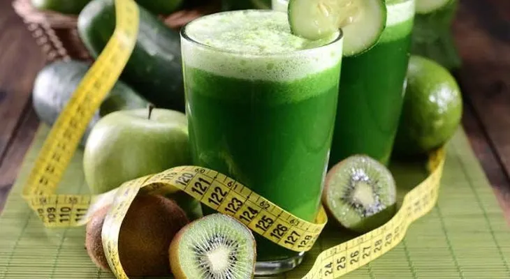 5 jugos verdes que te ayudarán a bajar de peso sanamente