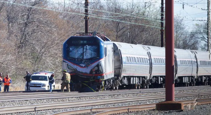 Dos muertos deja choque de tren de Amtrak con una retroexcavadora en EE.UU.