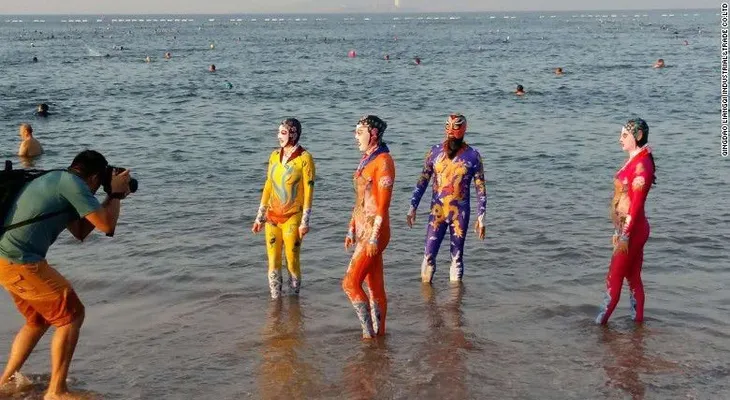 En China no entienden el problema con el burkini, pues usan el facekini que les cubre hasta el rostro