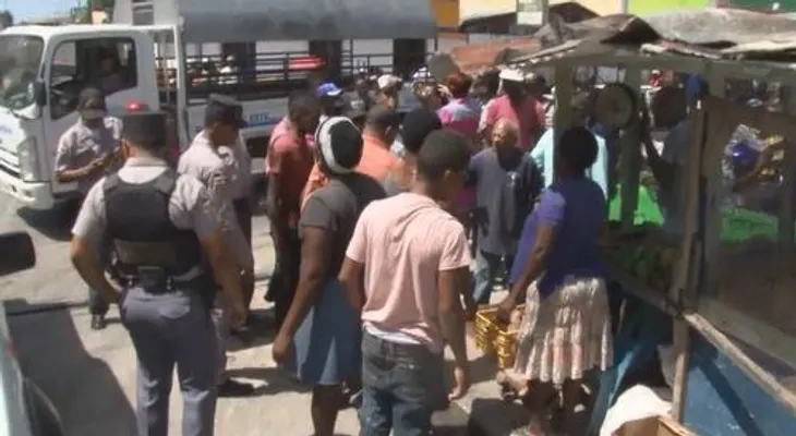 Realizan desalojo de vendedores ambulantes en La Romana