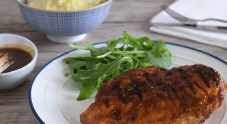  ¡Deléitate con este delicioso pollo al gril con salsa de whisky y manzana