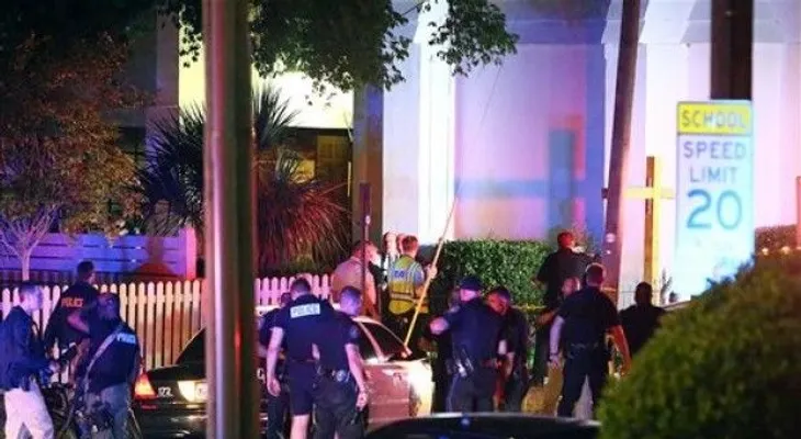 Hombre entra a iglesia de negros y mata a 9 a tiros