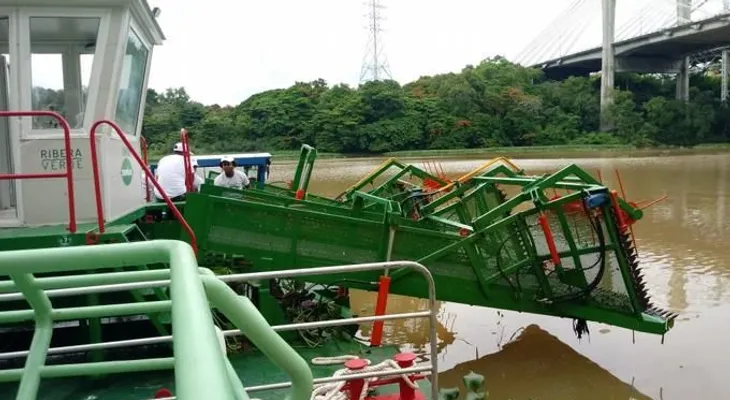 Barcos especiales inician recogida de basura en el río Ozama 