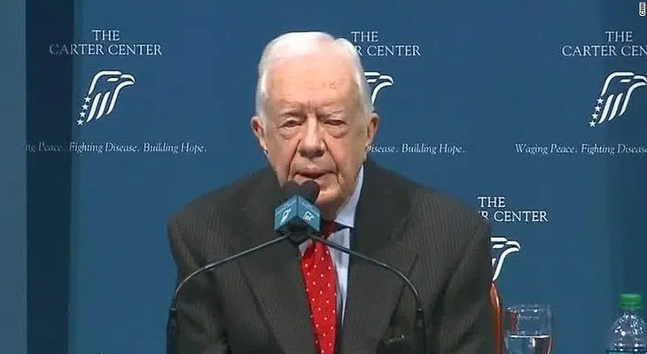 El expresidente de EE.UU. Jimmy Carter se deshidrata y está bajo observación