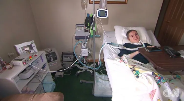 Un bombero paga la factura de la luz de una familia para que su hijo pueda usar un respirador artificial