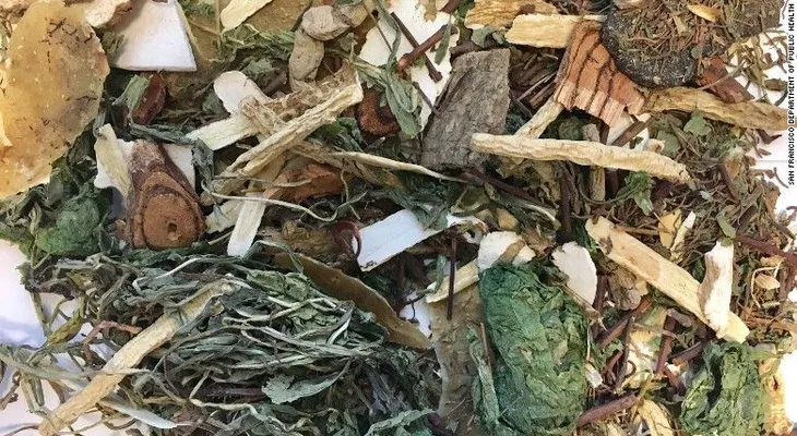 Una mujer muere después de tomarse un té herbal venenoso comprado en un barrio chino