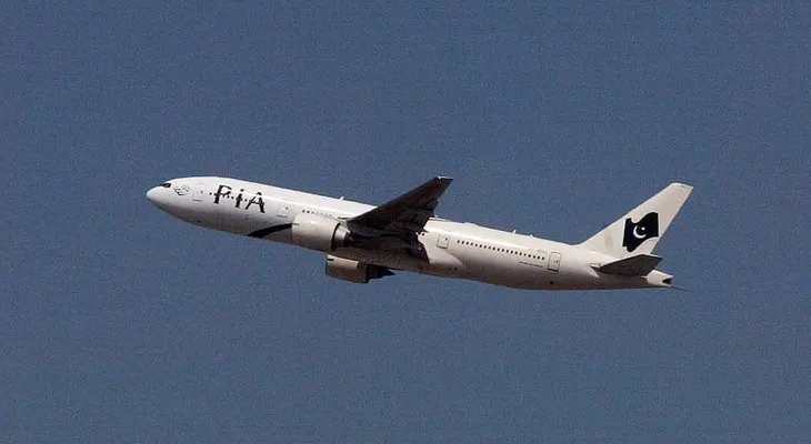 Se estrella avión de Pakistán con 40 pasajeros a bordo