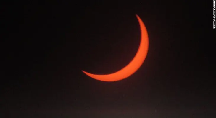Cambian el horario de un vuelo desde Alaska para poder ver el eclipse