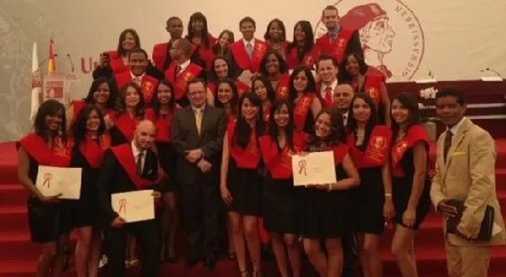 Estudiantes dominicanos ponen en alto la Bandera Nacional.