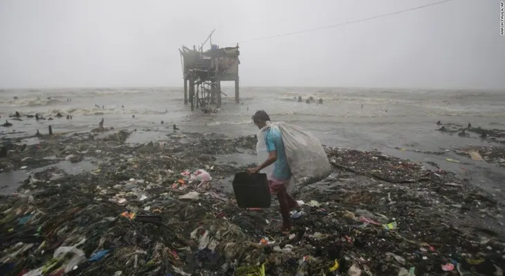 Más de 20.000 desplazados en Filipinas por el tifón 'Koppu'