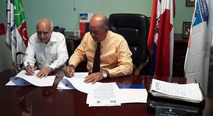 Firman convenio promueve facilidades a discapacitados de Boca Chica