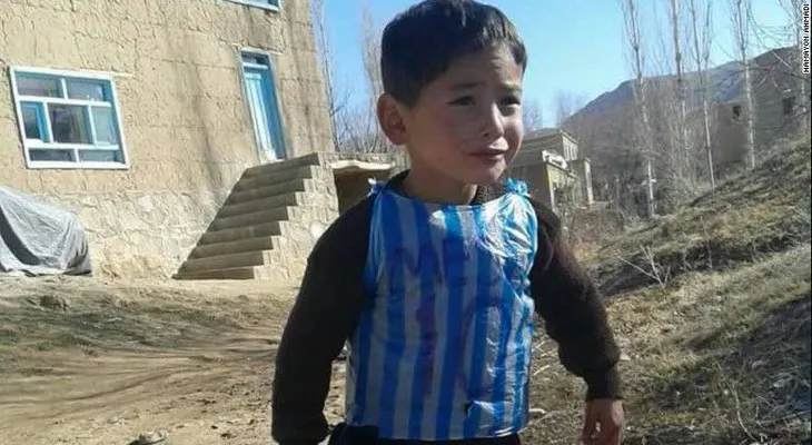 El niño con la camiseta de plástico de Messi cumple uno de sus sueños