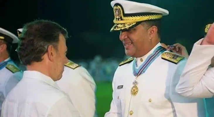 Presidente de Colombia condecora a comandante de Armada Dominicana