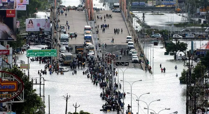 Fuertes lluvias dejan una ciudad de India completamente inundada