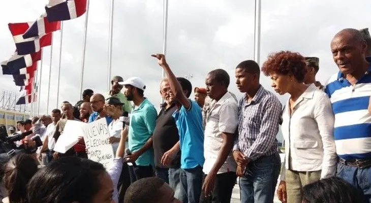Realizan cadena humana frente JCE y piden anular elecciones 