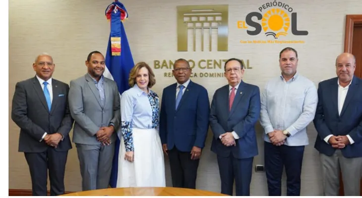 Gobernador Valdez Albizu recibe directiva CODIA para analizar economía dominicana y sus perspectivas