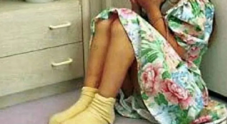 Mujer rocía con gasolina a su esposo y lo enciende mientras dormía, por abusar de su hija de 7 años ¡¡escalofriante!!