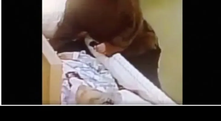 Mujer roba anillo a fallecida en funeraria (VIDEO)