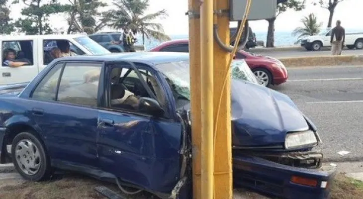 Hombre resulta herido al chocar vehículo con poste de luz