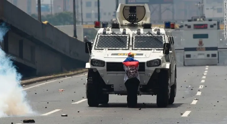 Foto de mujer que desafía una tanqueta en Venezuela da la vuelta al mundo