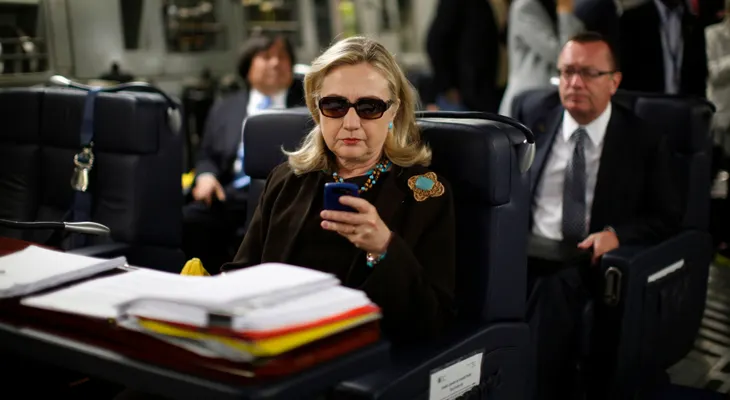 Kissinger, Photoshop y memes: Publican más correos de Hillary Clinton
