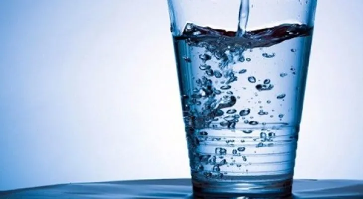 Beber poca agua afecta el estado de ánimo 