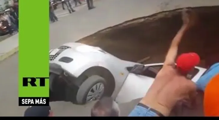 Un enorme socavón en Perú se traga un coche con una niña de 2 años
