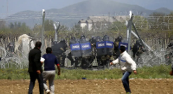 Policía dispara balas de goma contra refugiados