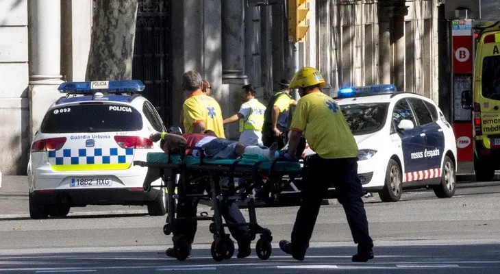 Estas son imágenes del brutal atentado terrorista en Barcelona; al menos 13 muertos y 80 heridos