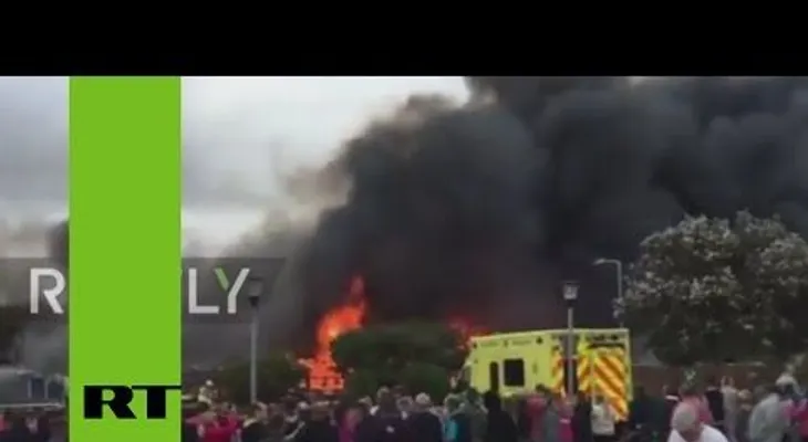 Un fuerte incendio devora una escuela en el sur del Reino Unido (VIDEO)