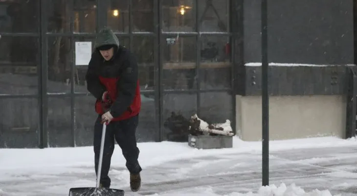 Una tormenta de nieve castiga a NY, con un impacto menor al esperado