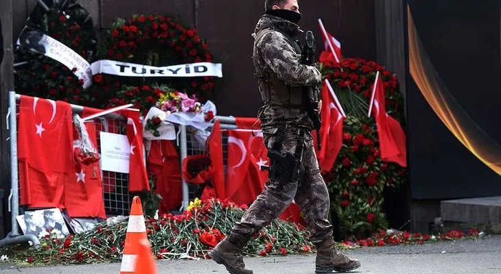 El atacante de Estambul pudo haber tenido ayuda, reconoce el viceprimer ministro turco