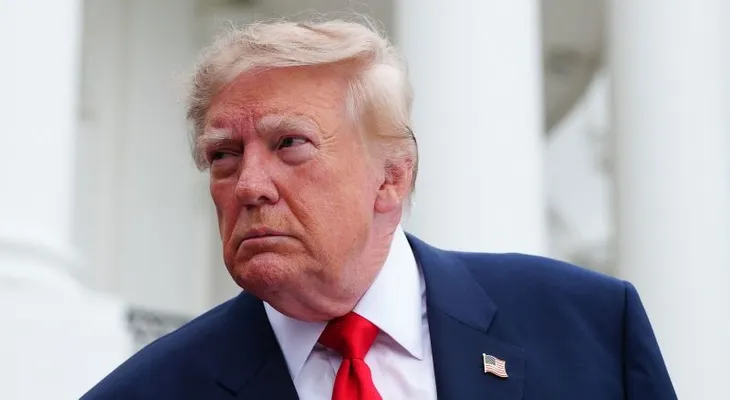 Jueza federal advierte que la demanda de Trump contra la BBC podría ser desestimada si no coopera con la entrega de pruebas