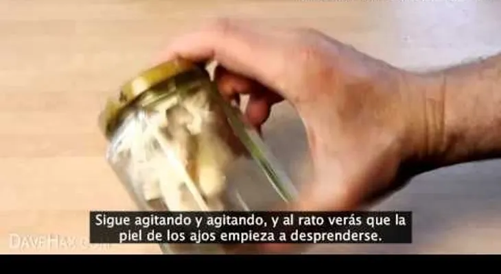 Un truco buenísimo para pelar ajos (Video)