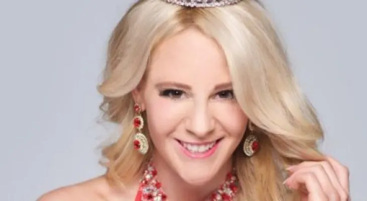 Una inspiradora reina de belleza que no esconde sus cicatrices