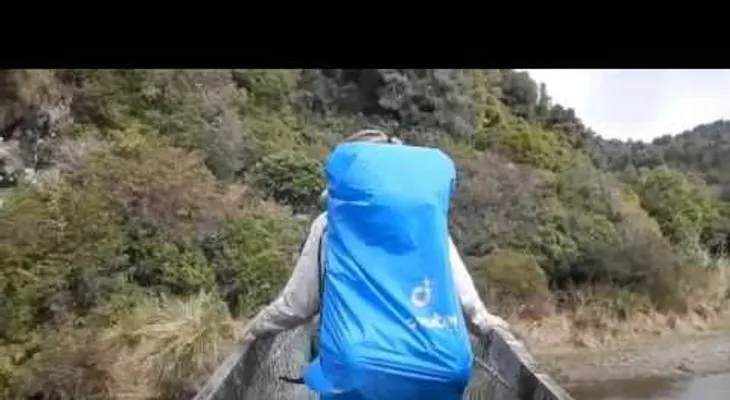 Turistas caen a un rio desde 8 metros de altura tras colapsar un puente (VIDEO)