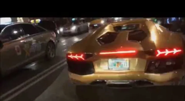 Un transeúnte graba el momento exacto del choque de un Lamborghini Aventador dorado
