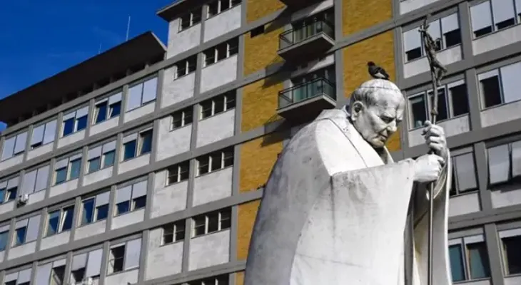 El Papa no tiene fiebre ni asistencia respiratoria