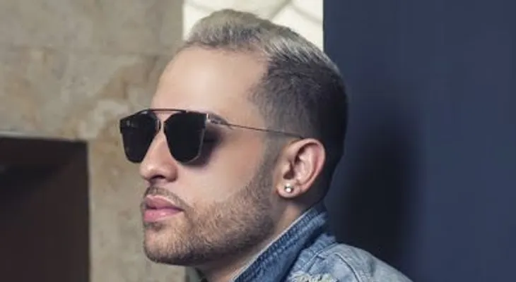 Mark B: "Trabajé en un ?call center?, asistente de luces y vendí ropa"