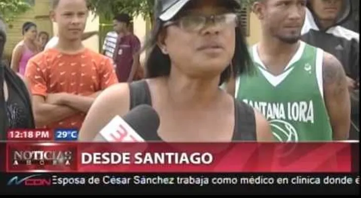 Mujeres se enfrentan a policías por arreglo de calles 