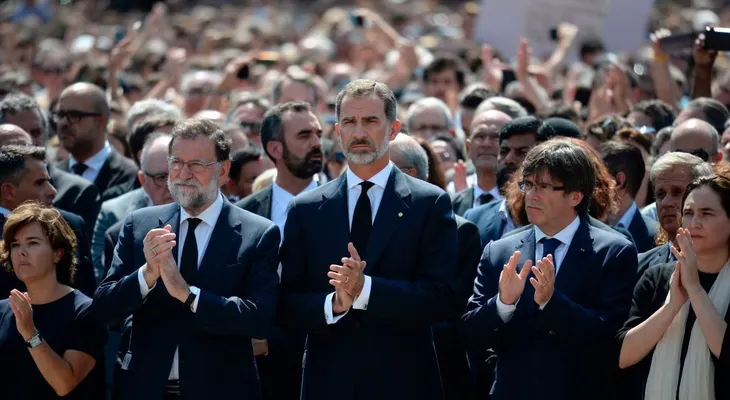 "No tenemos miedo": Barcelona se une en una vigilia por las víctimas del ataque terrorista