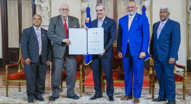 Presidente Abinader entrega Premio Nacional de Periodismo a Gautreaux Piñeyro
