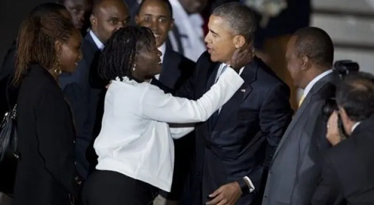 Obama regresa a Kenia y se reúne con familia de su padre 